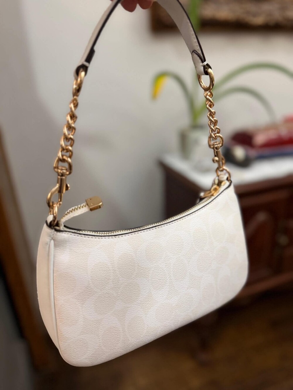 Coach White Leather Teri Shoulder Bag with Gold Chain Strap - Picture 2 of 3